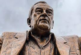 7-foot-statue honors history-making, NCAA championship-winning basketball  coach