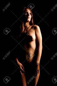 黒の背景に美しい若い女性のヌードの写真素材・画像素材 Image 1366585