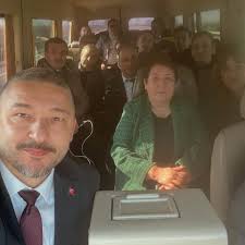 AŞLIK İLE BAYRAKLI LİSTEDE AK Parti'nin 8. İzmir Olağan İl Kongresi  Halkapınar Spor Salonu'nda Cumhurbaşkanı Recep Tayyip Erdoğan'ın  katılımıyla gerçekleşti. Kongrede önceki dönem İl Yönetiminde yer alan  Cumhur Katrancı'nın yeni dönemde listede