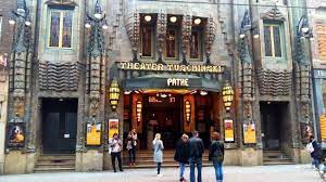 Een lange rij bezoekers wacht in de regen tot men naar binnen mag, 1973. Sehr Tolles Altes Kino Tuschinski Theater Amsterdam Reisebewertungen Tripadvisor