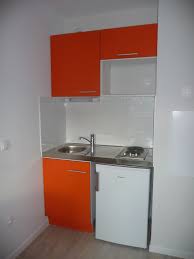 Pour une largeur totale d'à peine 100 cm, la kitchenette électrique eco moderna vous permet de profiter d'un réfrigérateur, d'instruments de cuisson et de lavage et d'un grand espace de rangement, pour un prix très accessible. 29 Meilleures Idees Sur Kitchenette Studio Cuisine Studio Cuisine De Petit Appartement Amenagement Petite Cuisine