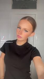 Hey I Want to Be Famous Girl Now