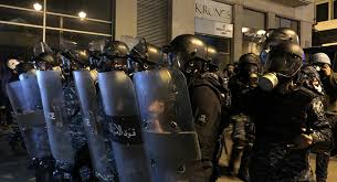 كشفت المديرية العامة لقوى الأمن اللبناني عن تفاصيل عملية تحرير الفتاة السورية من أمام وعلى الفور، باشرت القطعات المختصة في شعبة المعلومات في قوى الأمن الداخلي. Ø¶Ø±Ø¨ Ù…Ø¨Ø±Ø­ Ù„Ø±Ø¬Ù„ Ø£Ù…Ù† ÙŠØ´Ø¹Ù„ ØºØ¶Ø¨ Ù…ÙˆØ§Ù‚Ø¹ Ø§Ù„ØªÙˆØ§ØµÙ„ ÙÙŠ Ù„Ø¨Ù†Ø§Ù† ÙÙŠØ¯ÙŠÙˆ Sputnik Arabic