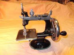 Sehr Gut Erhaltene Kinder Spielzeug Nähmaschine,(Antik-Jugendstil)Aus Ca.  1930,Marke Singer,Für...,Kinder Nähm… | Kinder Nähmaschine, Nähmaschine,  Alte Nähmaschinen