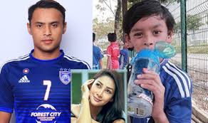 Rita rudaini antara selebriti berstatus ibu tunggal yang gigih membesarkan dua anak lelakinya, airit rayyan rizqin dan airit rafqa arjuna setelah berpisah dengan pemain bola aidil zafuan pada 2013. Luahan Rita Rudaini Lihat Anak Ikut Jejak Ayah Iluminasi