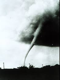 Tornada — ● tornada nom féminin nom donné, dans la chanson provençale, aux derniers vers, où le poète adresse son œuvre à son protecteur ou à sa dame. TornadÄƒ Wikipedia