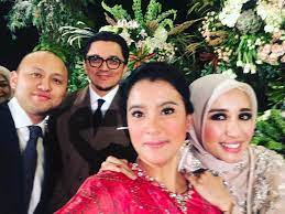 Umur 25 tahun) adalah seorang aktris film indonesia, bintang sinetron, aktris berkebangsaan indonesia. Sebelum Cerai Ternyata Laudya Cynthia Bella Pernah 3 Kali Batal Nikah Mulai Karena Restu Orangtua Hingga Kandas Karena Beda Keyakinan Semua Halaman Nakita