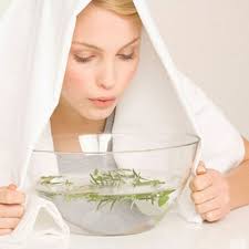 Băm nhỏ lá chanh rồi đun sôi lên để xông mặt, sạch nám, lỗ chân lông se  khít, da căng mịn