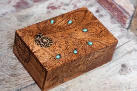 Boite De Tarot En Bois Pour Le Pont De Stadard Boite De Tarot Etsy In 2020 Custom Keepsake Engraved Wooden Boxes Wooden Photo Box