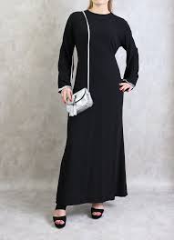 Nous vous proposons différents styles de robes longues qui correspondront à votre envie du moment et votre morphologie. Robe Longue Avec Strass De Couleur Noire Pret A Porter Et Accessoires