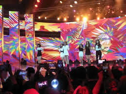 Hujan badai bukanlah rintangan awan hitam takkan jadi penghalang pasti kan tiba pelangi indah mewarnai cinta kita. Nyanyikan Lagu Fever Gfriend Disambut Yel Yel Gak Mau Pulang Okezone Celebrity