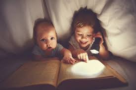 Kita akan mendapat banyak faedah jika kita banyak membaca. 5 Kebaikan Membaca Buku Untuk Anak Sebelum Tidur