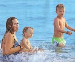 Σε φωτογραφία με μαγιό χωρίς ρετούς που διέρευσε φαίνονται. Sissy Xrhstidoy Xairetai To Fit Kai Me Kampyles Swma Ths