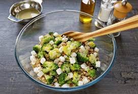Salade Tiede De Quinoa Au Brocoli Feta Et Noisettes Par Miele Recette Recette Salade Quinoa Salade Brocoli Salades Pour Le Diner