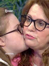 Dashuri pafund! 15-vjeçarja me sindromën Down prek zemrat me gjestet e  ëmbla, i fshin lotët nënës Belkisa Pillati është një vajzë speciale, plot  energji dhe pasion. Ajo e do baletin, pianon, violinën ...