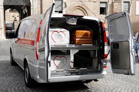 L'autofunebre è invece una autovettura appositamente attrezzata per i trasporti funebri. Raduno Dei Carri Funebri A Macerata Un Vero Mortorio Cronache Maceratesi