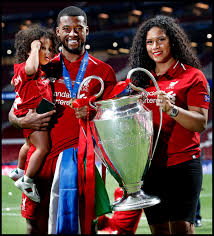 Microsoft en partners kunnen een provisie ontvangen als je iets aanschaft via aanbevolen koppelingen in. Wijnaldum Haalt Alles Uit De Kast Om Familie Op Het Veld Te Krijgen In Madrid Foto Destentor Nl