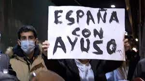 Un centenar de personas se manifiestan a favor de Ayuso ante la sede del PP