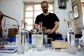Arak or araq is a levantine translucent, unsweetened distilled spirit in the anise drinks family. ØµØ§Ù†Ø¹ Ø¹Ø±Ù‚ ÙÙ„Ø³Ø·ÙŠÙ†ÙŠ ÙŠØ°ÙˆÙ‚ Ø·Ø¹Ù… Ø§Ù„Ø´Ù‡Ø±Ø©