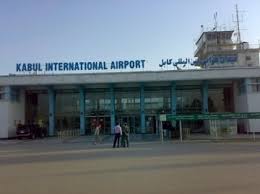 A l'aéroport de kaboul, une foule de personnes courent, après un avion pendant son décollage. Commentaires De L Aeroport De Kaboul Guide De L Aeroport De Kaboul
