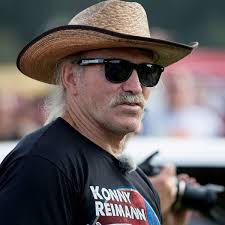 Während ihres trips hatte sich das paar mehr gewicht angefuttert. Goodbye Deutschland Star Konny Reimann Traurige Lebensbeichte Am Lagerfeuer Mit Joey Heindle Bunte De