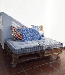 This online better homes & gardens magazine can inspire you with many new ideas for your home and garden. 33 Most Popular Diy Daybeds Of Shipping Pallets That You Ve Never Seen Before Great Photos Decoratorist