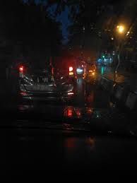 Hujan diperkirakan terjadi siang dan malam hari. Hujan Ditengah Lampu Merah Fotografi Perjalanan Perjalanan Malam Pemandangan Khayalan