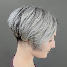 20 Idees De Coupes Et Coiffures Pour Cheveux Blancs Cheveux Blancs Coloration Cheveux Blancs Cheveux Coiffure