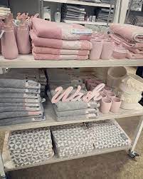 Even a toilet paper holder can add to the style of the space. Pin Auf Cute Bathroom Ideas