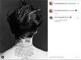 Sometimes you come across an image that is so rich and complex that it takes several viewings before you feel you've truly begun to take it all in. Brooklyn Beckham Lasst Sich Liebesbrief Seiner Verlobten Tatowieren Stern De