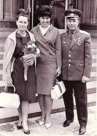 Руководство нас собирало, к нам. Gagarin Yuri Boy Russian The First Cosmonaut Planet Yuri Gagarin His Wife Valentina Gagarina Lef Sovetskij Soyuz Istoricheskie Fotografii Starye Fotografii