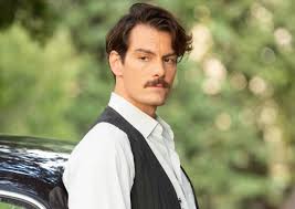 Ο τάκης καταφτάνει στο διαφάνι. Agries Melisses Spoiler O Kwnstanths Brisketai Se Adie3odo 8a Tax8ei Sto Pleyro Toy Aderfoy Toy