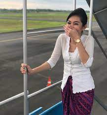 Pin Oleh Gvvii 5002 Dua Di Flight Attendant Wanita Pramugari Kecantikan
