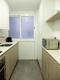 Nuevo #baño reformado en #mollet_del_valles la instalación de sanitarios suspendidos y griferías muebles vintage cuarto de baño duchas muebles de madera gracias dormitorios cocinas. Reforma De Cocina En Blanco Y Madera Por Accesible Reformas Cocinas Blancas Madera Blanco