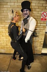 Beginning her esports hosting career with weekly live show, the bridge, on ginx tv, frankie has hosted events for dreamhack, esl, and faceit. Frankie Bridge Mortified As Wayne Reveals Handcuff Fetish Express Digest