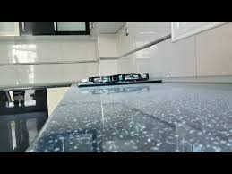 Des cuisines intégrées équipées de matériel électroménager de grandes marques à prix imbattables. Cuisine Moderne Beige Noir Youtube