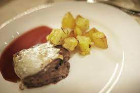 Dopo aver sfilettato le sovracosce di pollo e il filetto di maiale unire il trito e fare insaporire. Il Nostro Filetto Di Maiale Al Lambrusco In Crosta Di Parmigiano Con Patate Al Forno Per I Vostri Pranzi Di Lavoro Picture Of Il Calcagnino Formigine Tripadvisor
