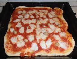 Deve essere densa, ma non troppo, e va spalmata in uno strato sottile, all'interno del bordo. Pizza Fatta In Casa Nuovo Impasto La Cucina Di Dani