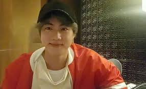 Jin decided to hang out with army on vlive and left us the funniest moments. Bts Live Hong Kong Eat Jin Jin Bts Vlive Kim Seokjin Seokjin Seokjin Bts