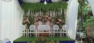 Cukup dengan menggunakan meja dan kursi dari kayu dilapisi taplak motif batik untuk menunjukkan nuansa jawa. Menggelar Pernikahan Di Rumah Agar Tetap Berkesan Ini Tipsnya Wedding Market