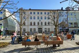 Er besitzt vier fernbahngleise und zwei stumpfgleise und gehört der bahnhofskategorie 3 der db station&service an. Campus Chiemgau Das Leuchtturmprojekt Des Landkreises Traunstein