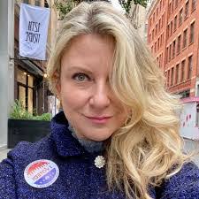 Carla Zanoni's Instagram, Twitter & Facebook