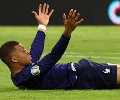 Kylian Mbappé was caught masturbating in a PSG F.C. dressing room