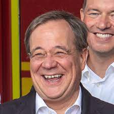Armin laschet ist von kameras eingefangen worden, wie er bei einer. Armin Laschet Fur Lachanfall Wahrend Hochwasser Besuchs In Der Kritik Stern De