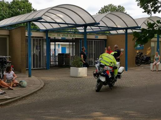 Omroep - Asielzoekers steken azc Middelburg zelf in brand: Meerdere gewonden  Lees het hier -> https://www.infonieuws.nl/asielzoekers-steken-azc- middelburg-zelf-in-brand-meerdere-gewonden/ | Facebook