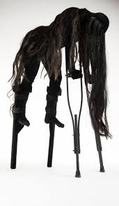 Video Van De Performance Horse Head Linda Molenaar Maakt Veel Preformances Bij Deze Performance Kruipt Ze In De Huid Van E Art Contemporain Art Lumiere Noire