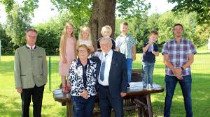 Dass zu euren kindern später enkelkinder dazukommen und dass ihr in 40 jahren als altes, graues ehepaar im schoße einer lieben familie eure goldene hochzeit feiern könnt. Diamantene Hochzeit In Ober Ohmen Vogelsbergkreis