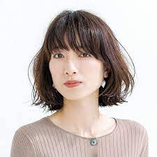 くせ毛風パーマをプラスして女っぷりボブを簡単にスタイリング 40代のボブヘア ボブヘア ボブ 40代 ヘアスタイル