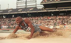 Este último lo implantó por primera vez en 2015 con una marca de 6. Quien Fue El Atleta Con El Salto Mas Largo En La Historia Del Atletismo