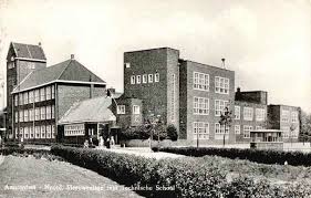 Amsterdam Noord Meeuwenlaan 132 5e Lagere Technische School Rechts De Zamenhofstraat Datering 1950 Amsterdam Nederland Oude Foto S